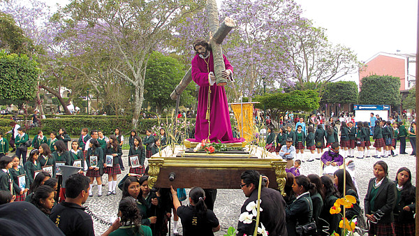 Mayské děti z vesnice Santiago se modlí vedle Krista k labuti zvané Maya.